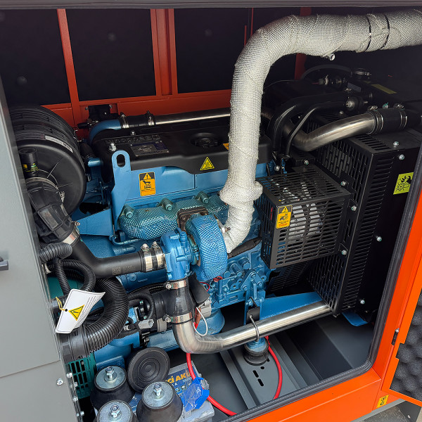 Дизельный генератор OYAL OYB-85 BAUDOUIN 4M10G70-5 88KVA/70 кВт, генератор переменного тока OYL225FS, расход 75% нагрузки — 13,5 литров/час, 230/400 В, 50 Гц (AVR+ATS), 2800x1000x1500 мм, 1325 кг, 195 л